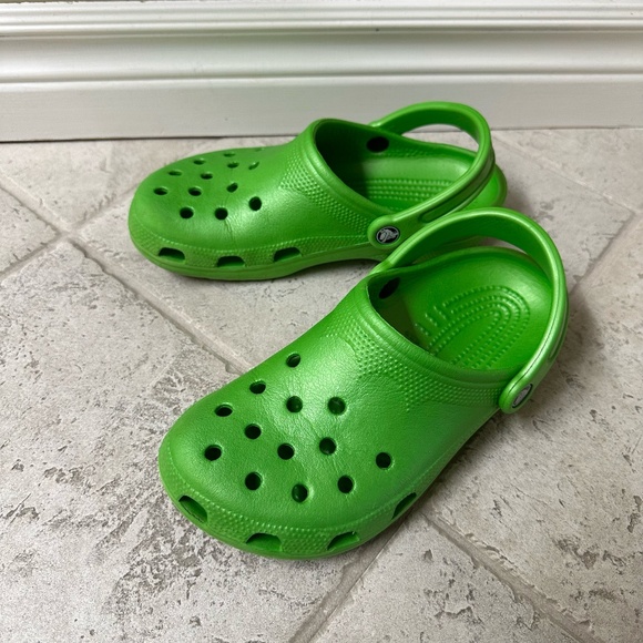 Bright Green Crocs - W Size 6 - 7 - Picture 1 of 6